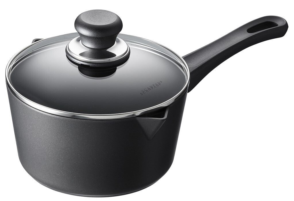 SCANPAN Classic steelpan 18 cm met glazen deksel schuin van voren
