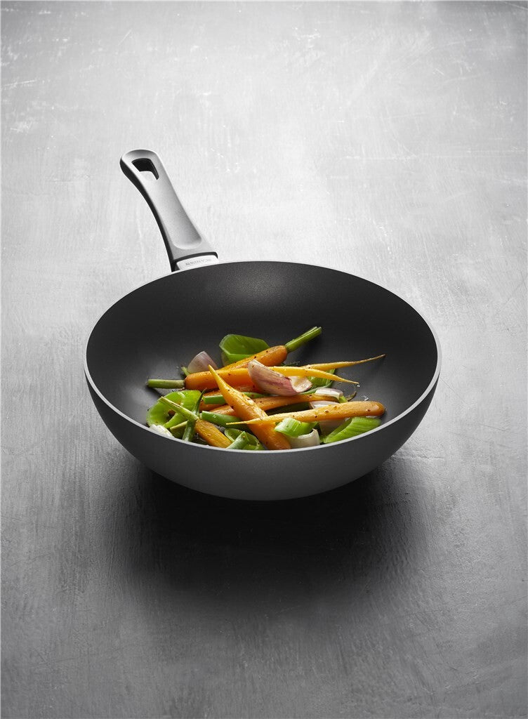 SCANPAN Classic roerbakpan met groenten schuin van boven