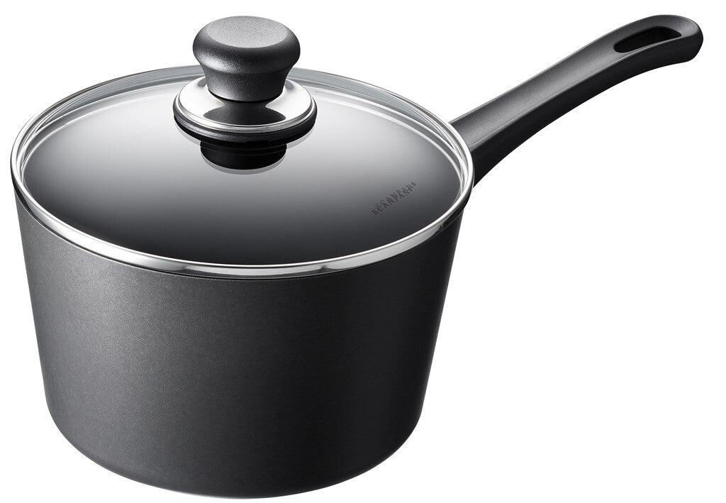 SCANPAN Classic steelpan 20 cm met glazen deksel schuin van voren