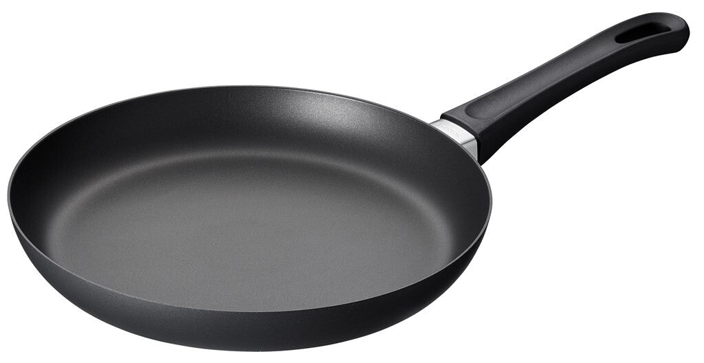 SCANPAN Classic Bratpfanne 26 cm in Schrägansicht