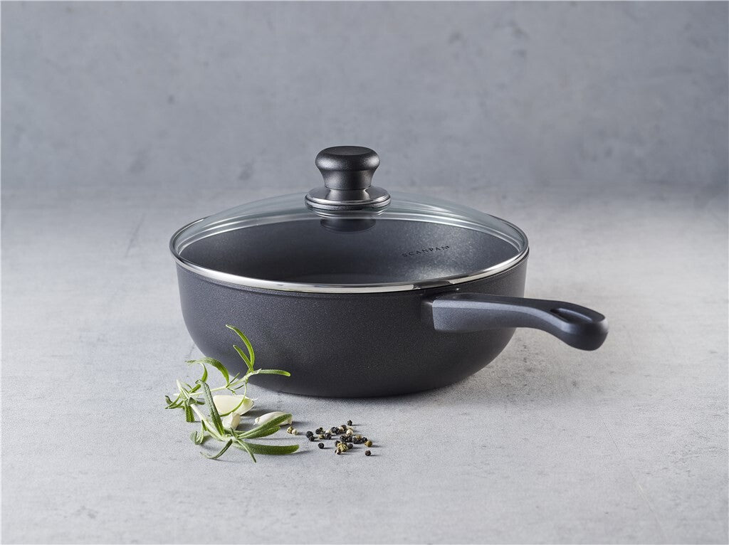 SCANPAN Classic Sauteuse mit Glasdeckel und Rosmarin