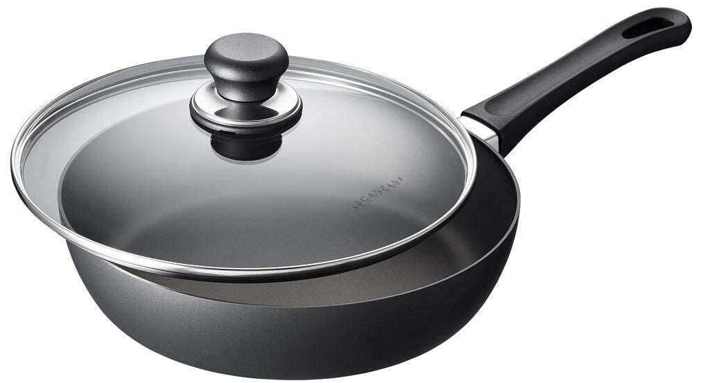 SCANPAN Classic Sautierpfanne 26 cm mit Glasdeckel in Schrägansicht