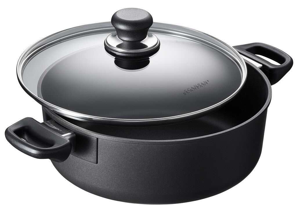 SCANPAN Classic sautergryde 26 cm med glaslåg set skråt forfra