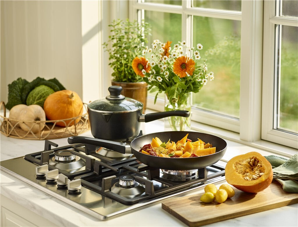 SCANPAN Classic potten en pannen met groenten op een donker keukenblad