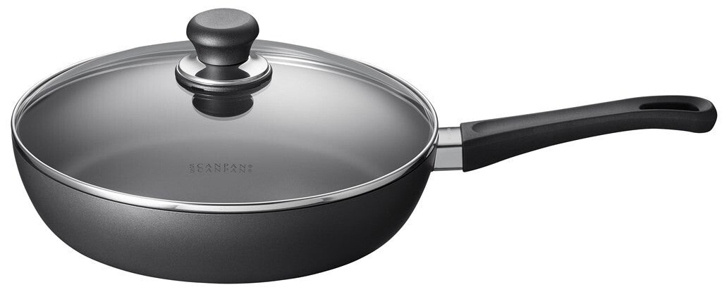 SCANPAN Classic Sautierpfanne 28 cm mit Glasdeckel in Vorderansicht