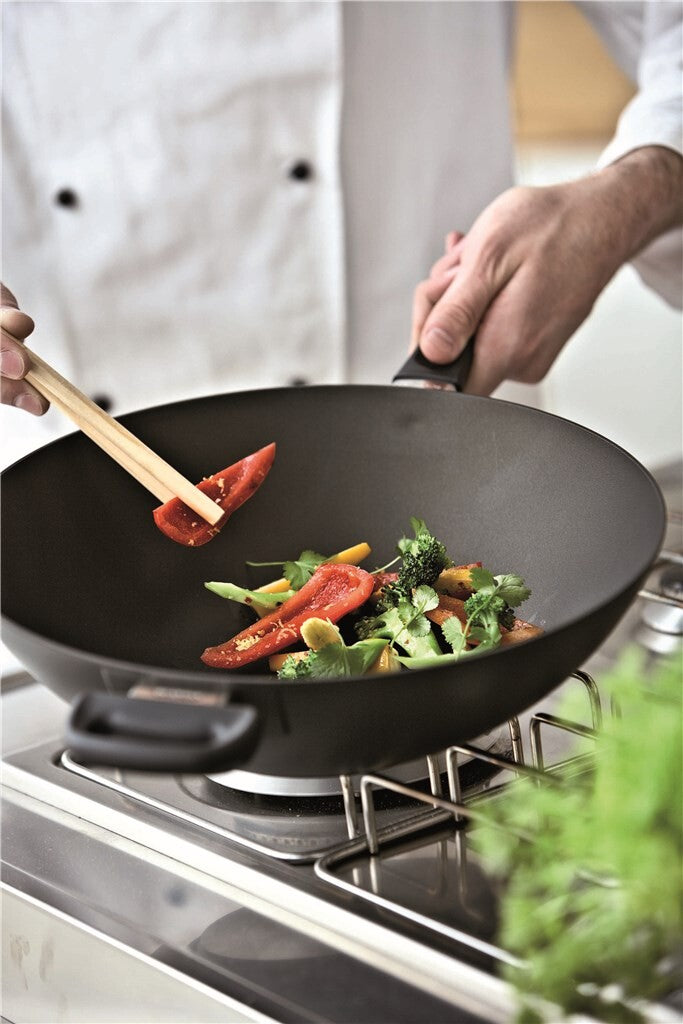 Grøntsager tilberedes i Classic Induction 32 cm wok i jubilæumsudgave