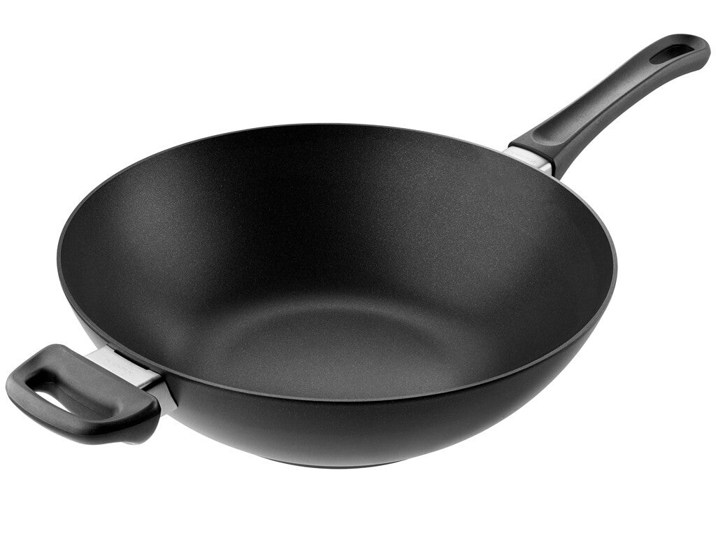 Classic 32 cm wok i jubilæumsudgave set skråt forfra på hvid baggrund