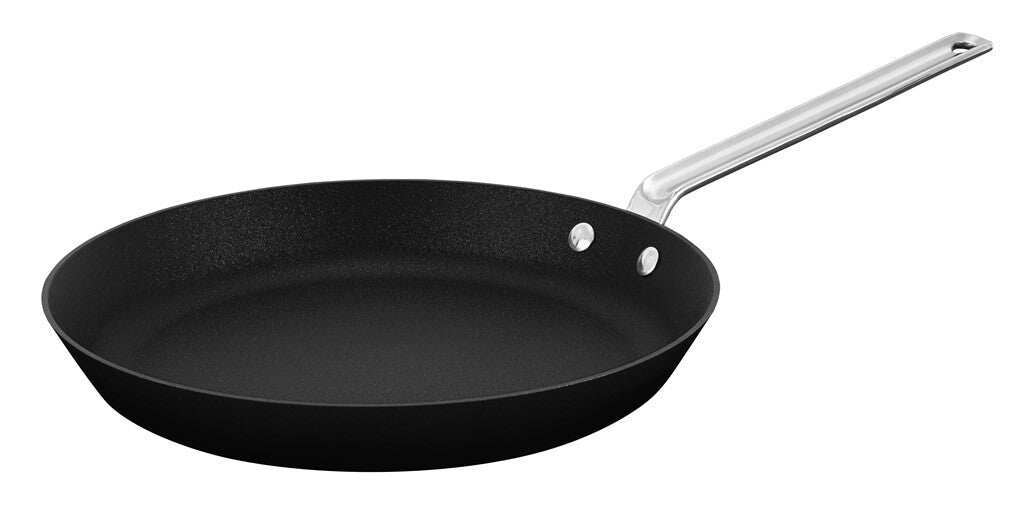 TechnIQ Modern koekenpan 30 cm, schuin van voren op een witte achtergrond