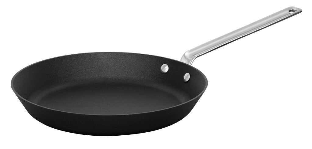 TechnIQ Modern koekenpan 26 cm, schuin van voren op een witte achtergrond