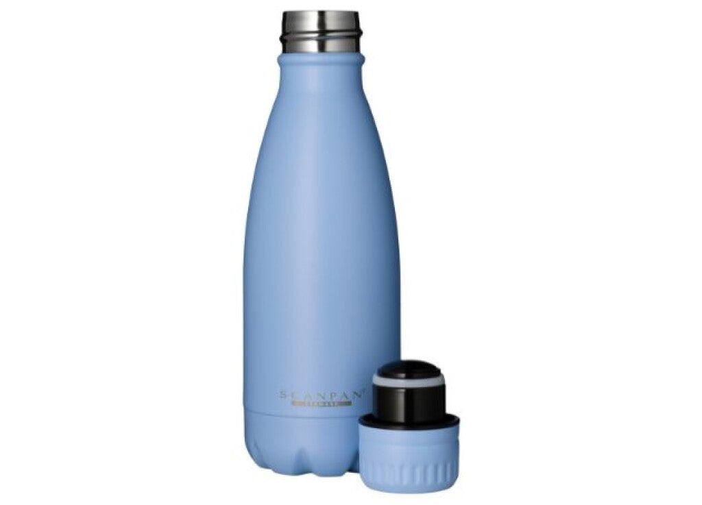 TO GO termoflaske 350 ml i farven Airy blue vist i brug