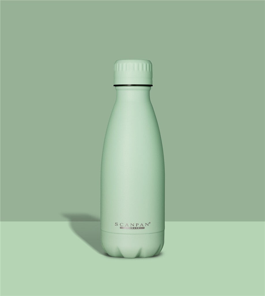 TO GO termoflaske 350 ml i farven Green tea på matchende farvebaggrund