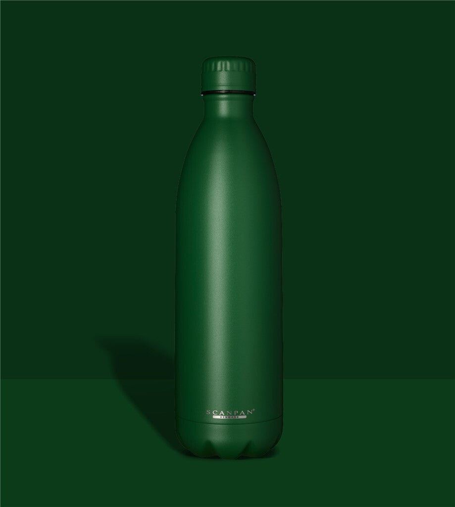 TO GO termoflaske 1000 ml i farven Forest green på matchende farvebaggrund