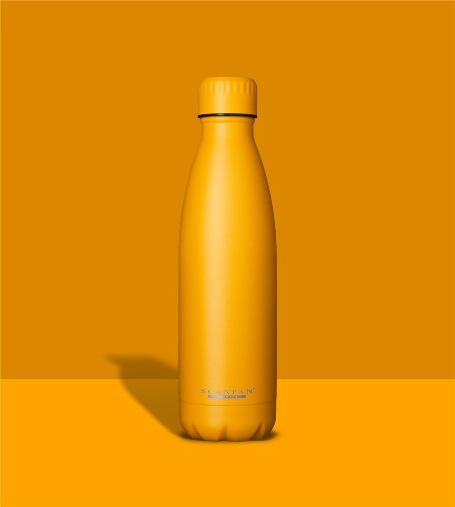 TO GO thermosfles 500 ml in de kleur Golden Yellow op een bijpassende achtergrond