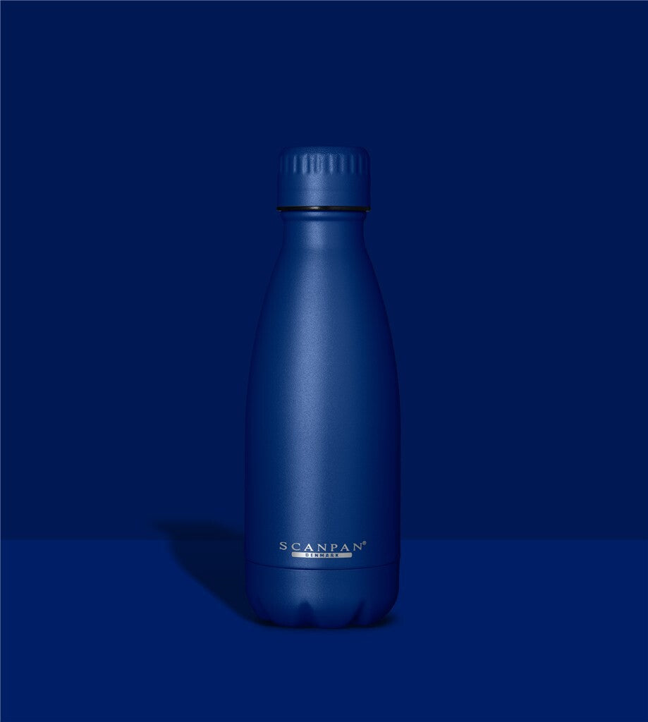 TO GO termoflaske 350 ml i farven Classic blue på matchende farvebaggrund