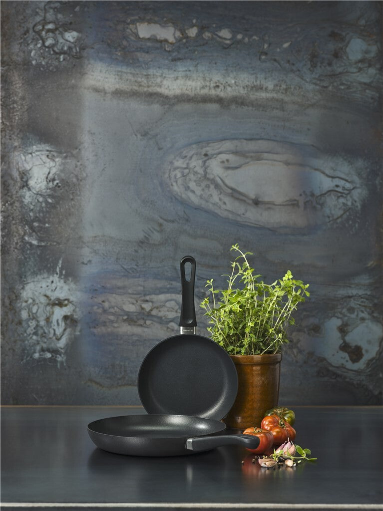 SCANPAN Classic Induction koekenpannenset 20 en 26 cm tegen een donkere achtergrond