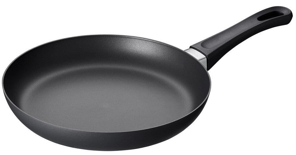SCANPAN Classic Induction koekenpan 24 cm schuin van voren
