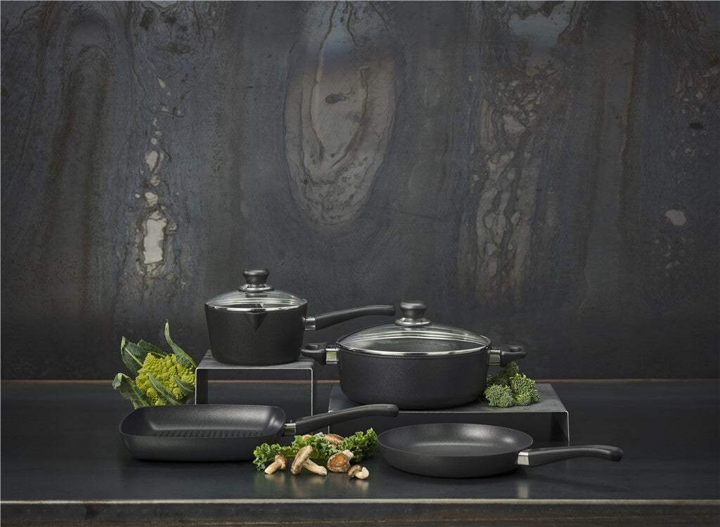 SCANPAN Classic Induction pannen opgesteld op een keukenblad