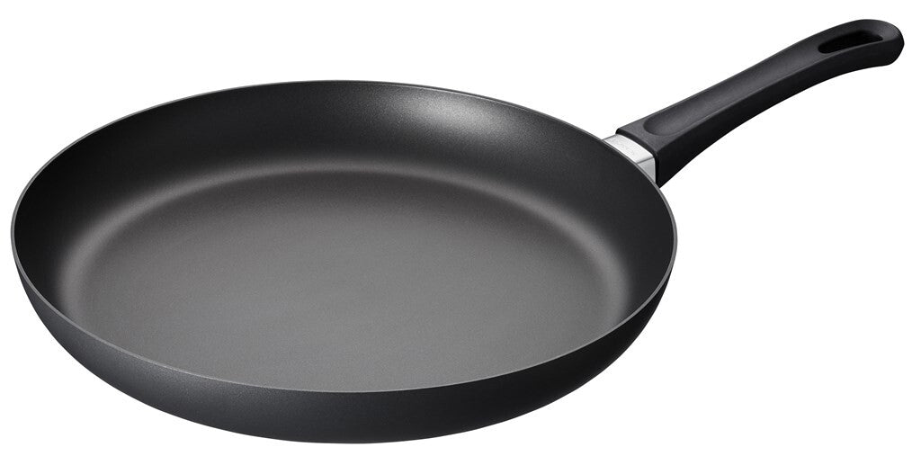 SCANPAN Classic Induction koekenpan 32 cm schuin van voren