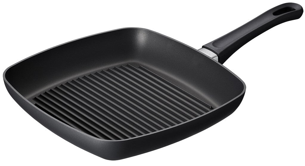 Classic Induction 27 × 27 cm grillpande i jubilæumsudgave set skråt forfra