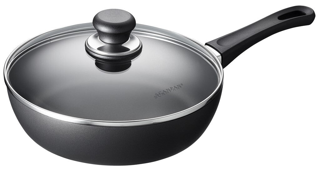 SCANPAN Classic Induction sauterpande 24 cm med glaslåg set skråt forfra