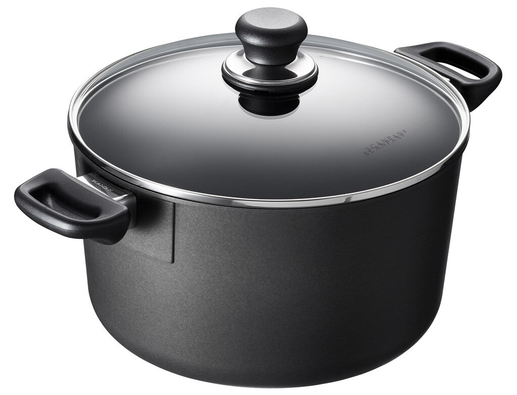 SCANPAN Classic Induction Topf 26 cm mit Glasdeckel schräg von vorne