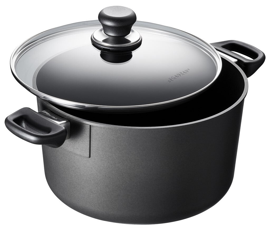 SCANPAN Classic Induction Topf 26 cm mit Glasdeckel in einer Produktaufnahme