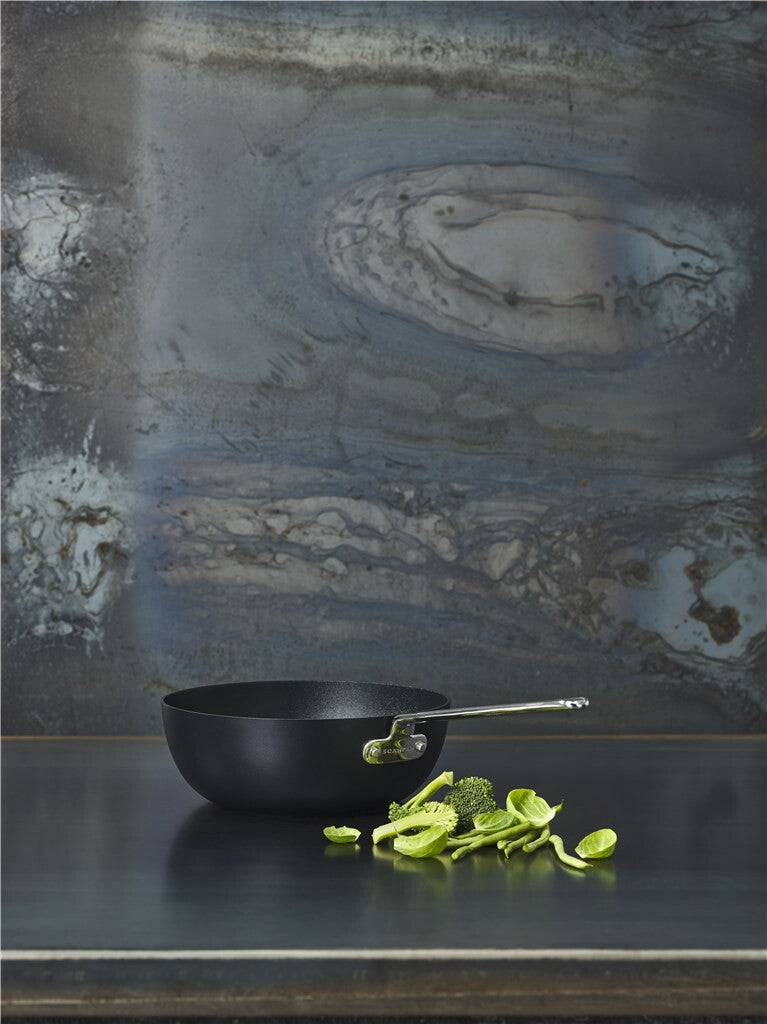 Gerecht wordt bereid in de TechnIQ Bistro sauteuse 26 cm