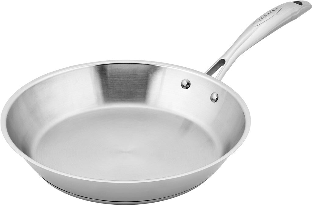 STS stegepande 28 cm i rustfrit stål set skråt forfra på hvid baggrund