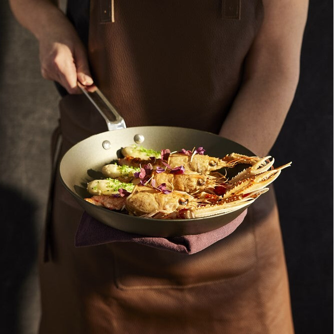Innbrenning av en SCANPAN Black Iron-stekepanne med olje