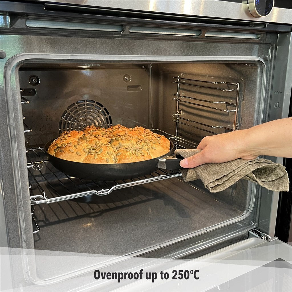SCANPAN Classic Sautierpfanne mit Speisen im Backofen, backofenfest bis 250 °C