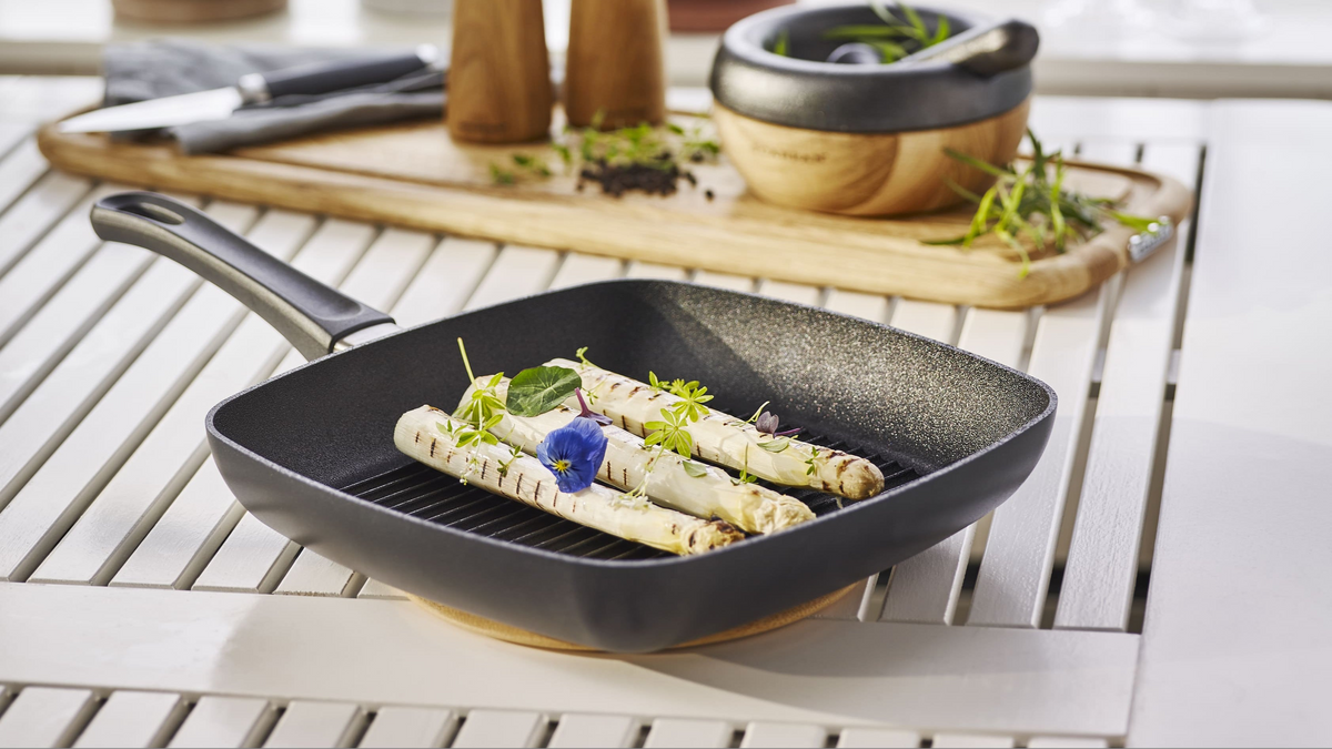 Asparges på en SCANPAN Classic-grillpande