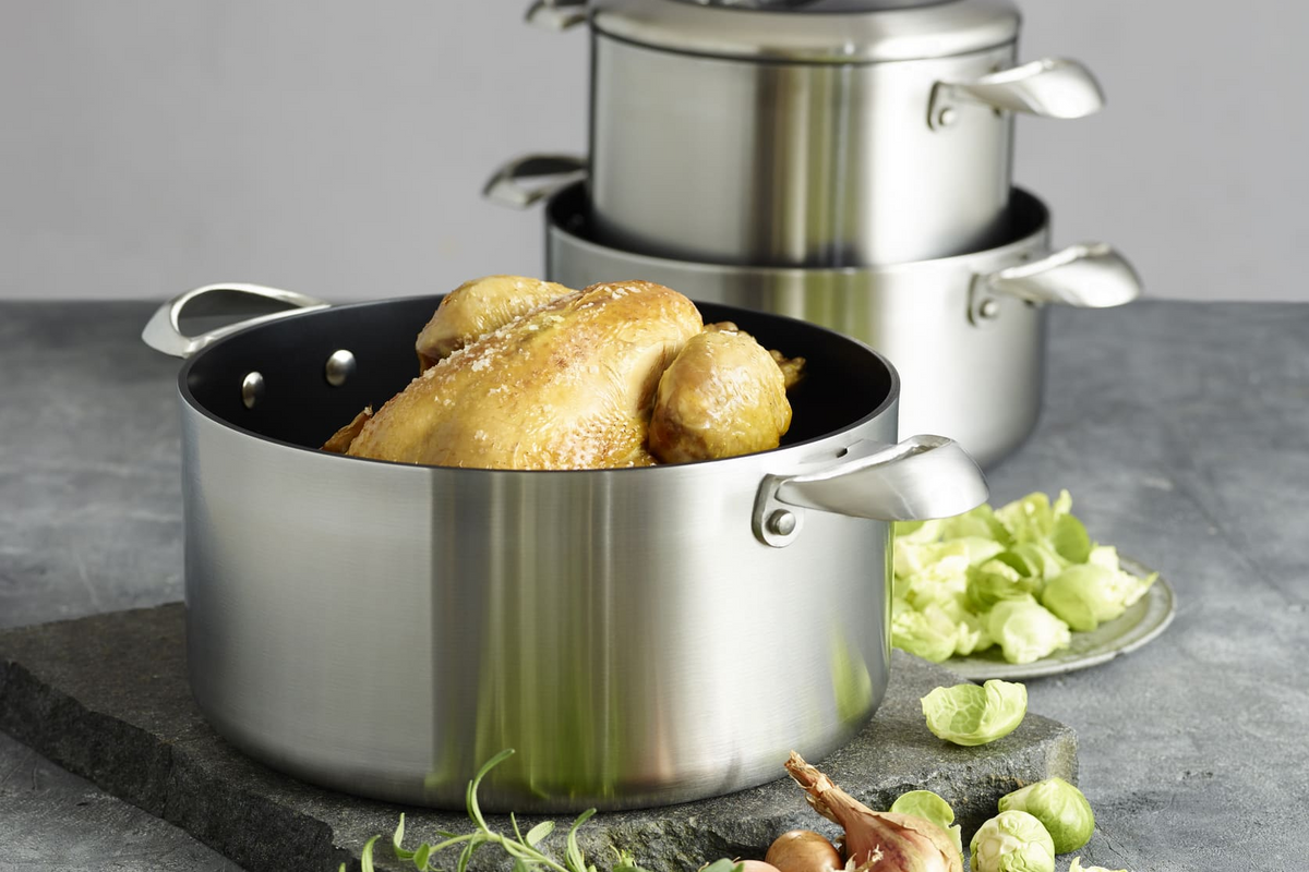 SCANPAN CTX-kokekar på en moderne komfyr