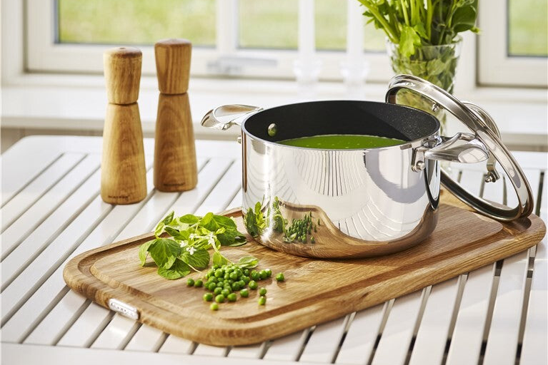 Ertesuppe servert i en SCANPAN HaptIQ-gryte