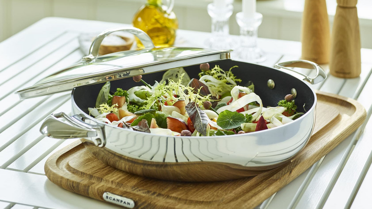 Groenten in een SCANPAN HaptIQ-chefpan met deksel