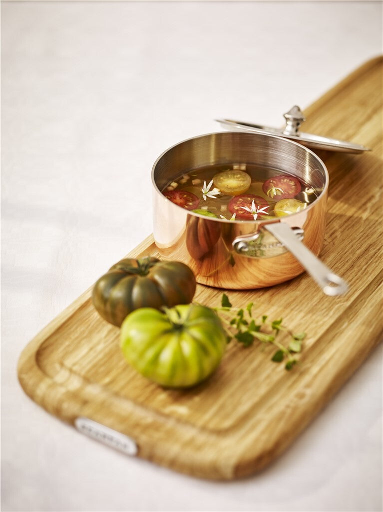 SCANPAN Maitre D' koperen steelpan met tomaten op een snijplank