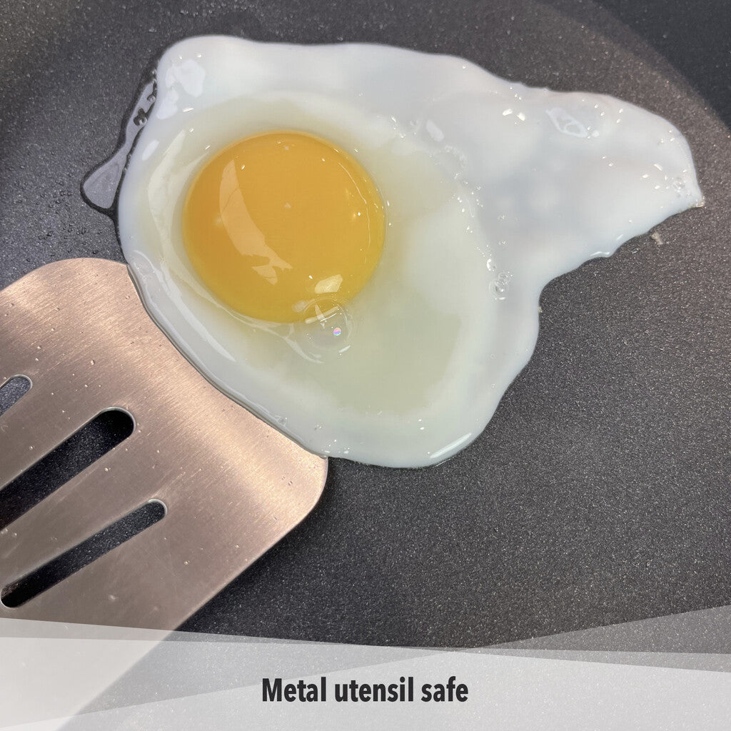 Ei in een SCANPAN Classic pan met tekst over het gebruik van metalen keukengerei