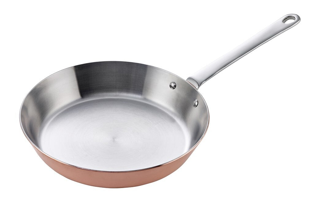 SCANPAN Maitre D' stegepande 24 cm i kobber set skråt forfra