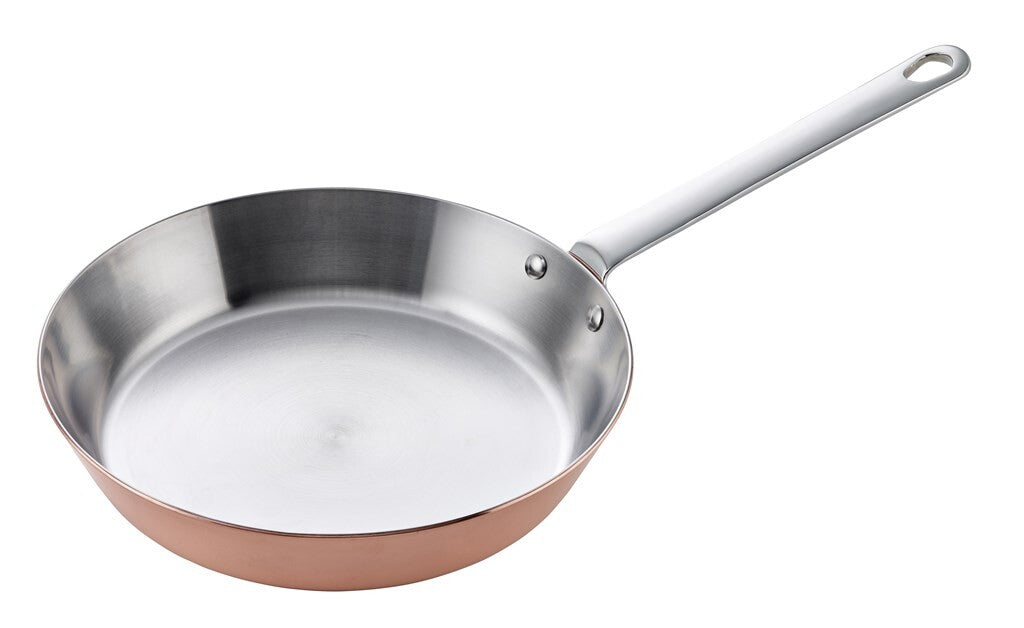 SCANPAN Maitre D' stegepande 26 cm i kobber set skråt forfra