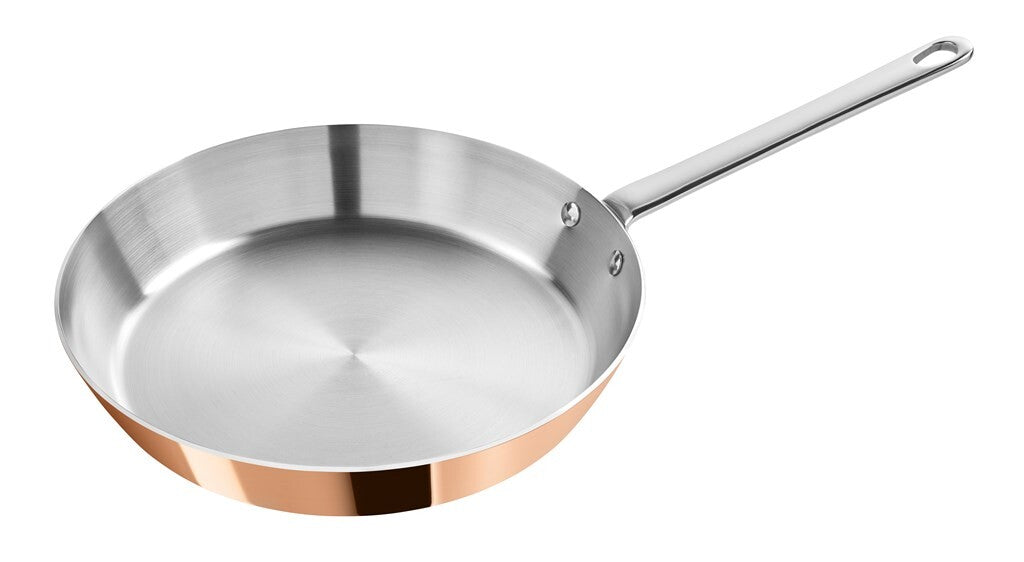 SCANPAN Maitre D' stegepande 28 cm i kobber set skråt forfra