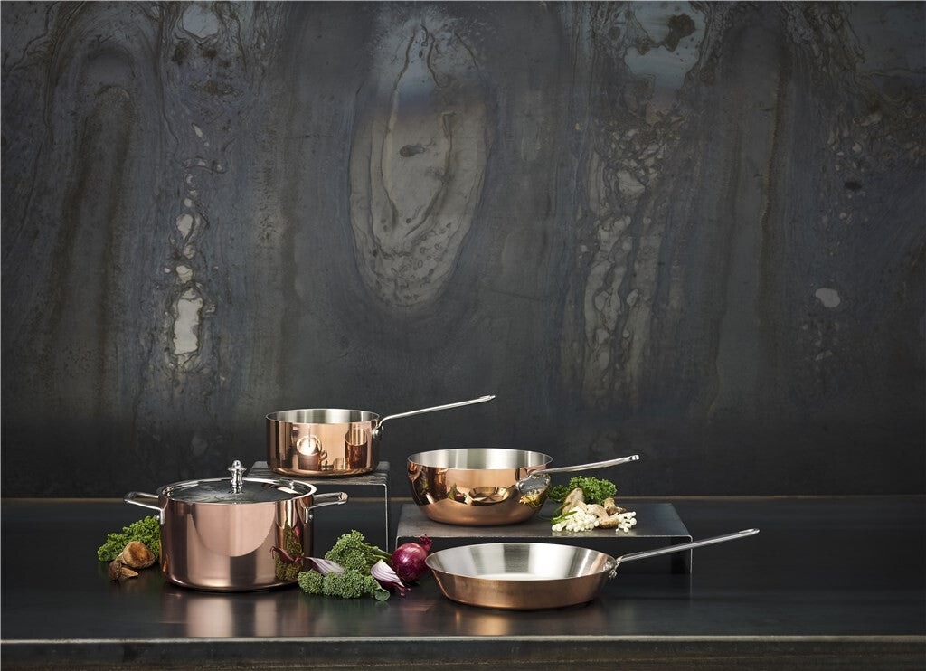 SCANPAN Maitre D' Induction-serie opstillet med sauteuse på mørkt køkkenbord