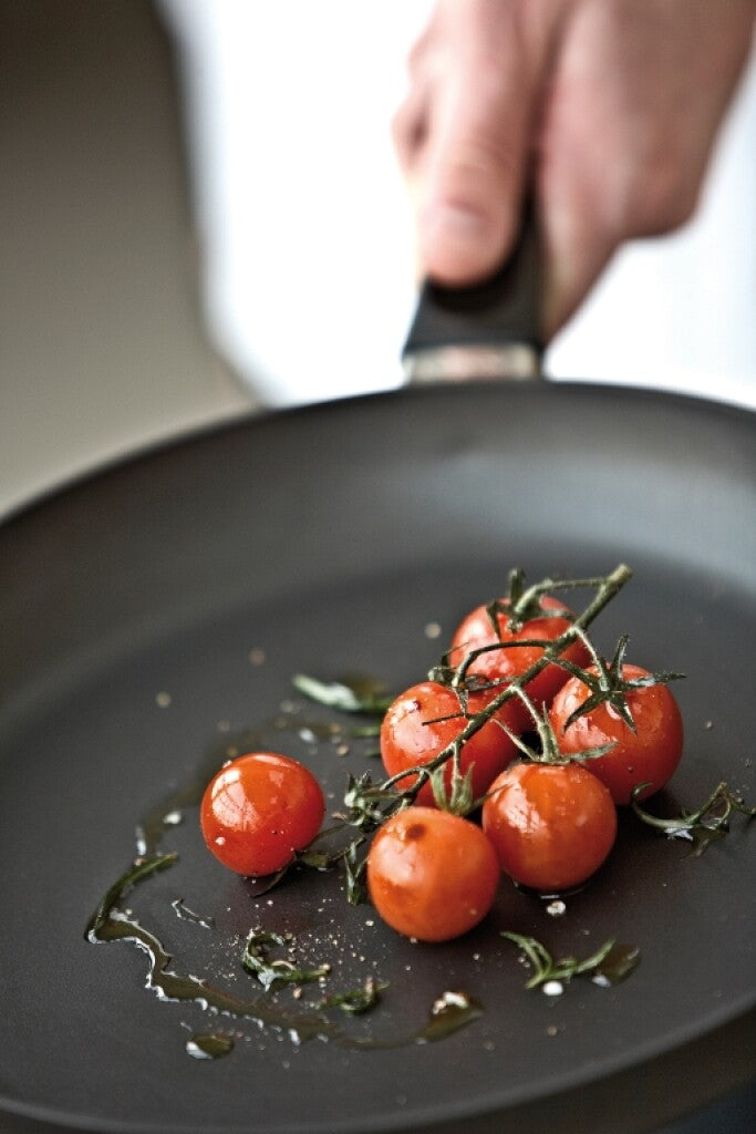 Tomaten werden in einer SCANPAN Classic Bratpfanne gebraten