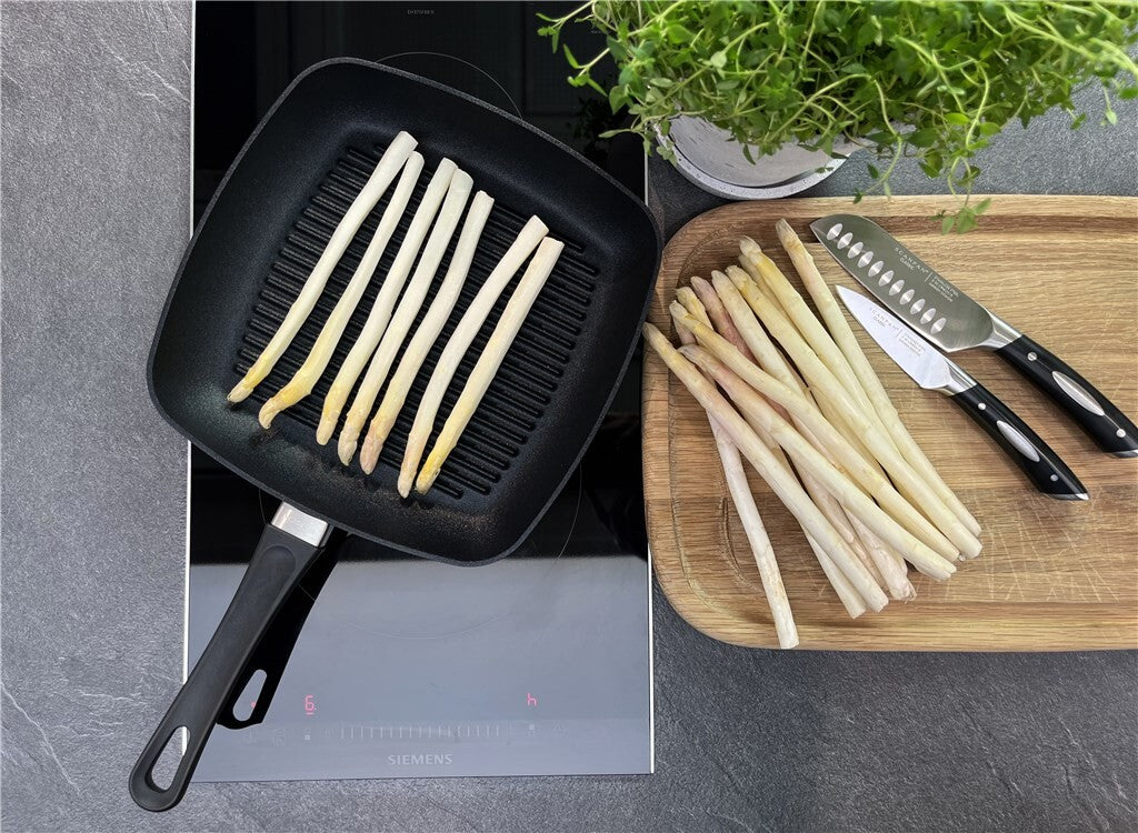 Classic og Classic Induction grillpander i jubilæumsudgave vist sammen
