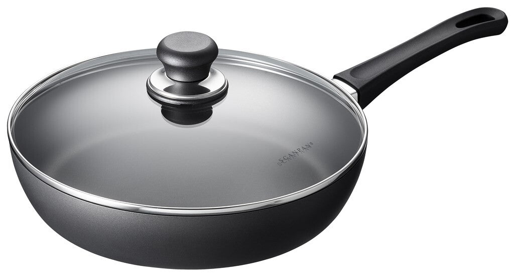 SCANPAN Classic sauterpande 28 cm med glaslåg set skråt forfra