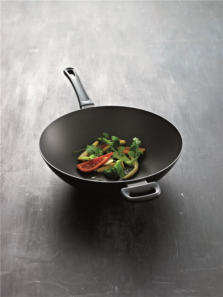 Classic Induction 32 cm wok i jubilæumsudgave i et moderne køkken