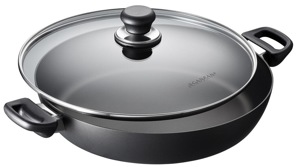 SCANPAN Classic Induction chefpanne 32 cm med glasslokk sett skrått forfra