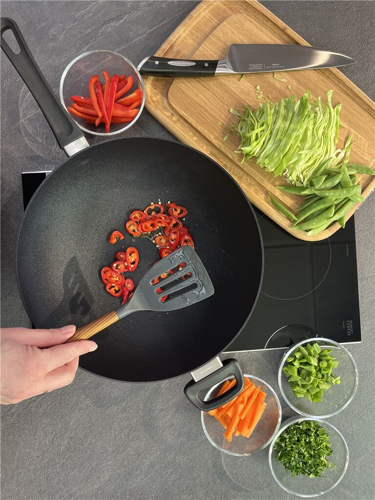 Wokgerecht geserveerd in de Classic wok 32 cm in jubileumeditie