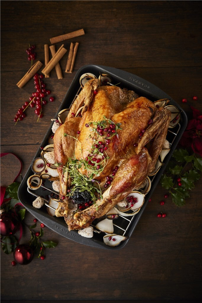 SCANPAN Classic bradepande med helstegt kalkun set ovenfra