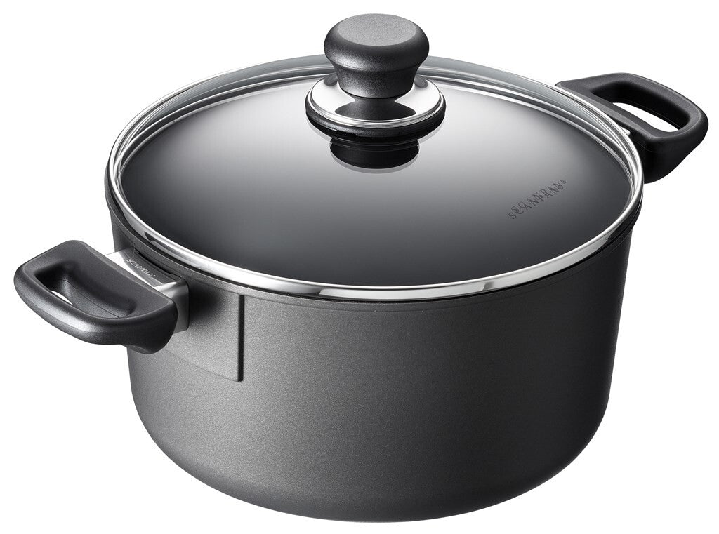 SCANPAN Classic gryde 24 cm med glaslåg set skråt forfra
