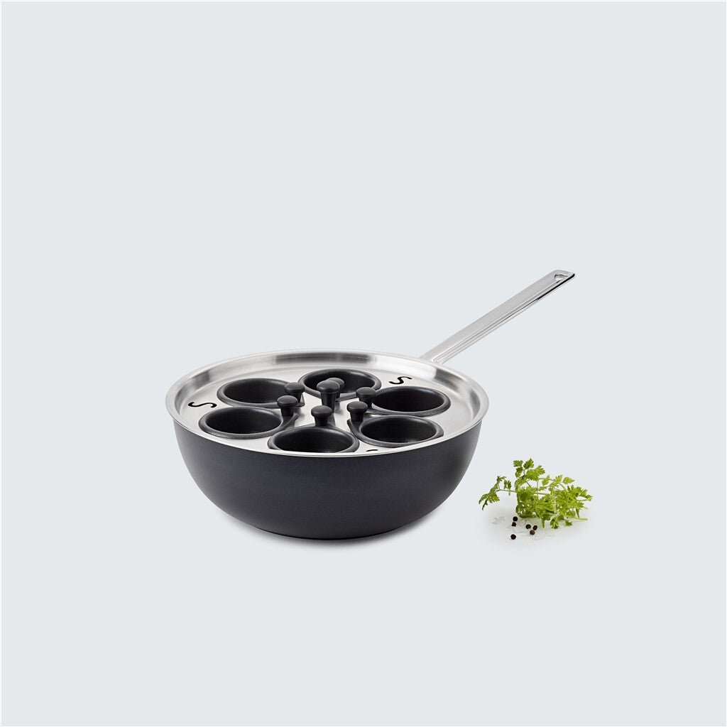 TechnIQ Bistro sauteuse 26 cm vist sammen med andet TechnIQ-kogegrej