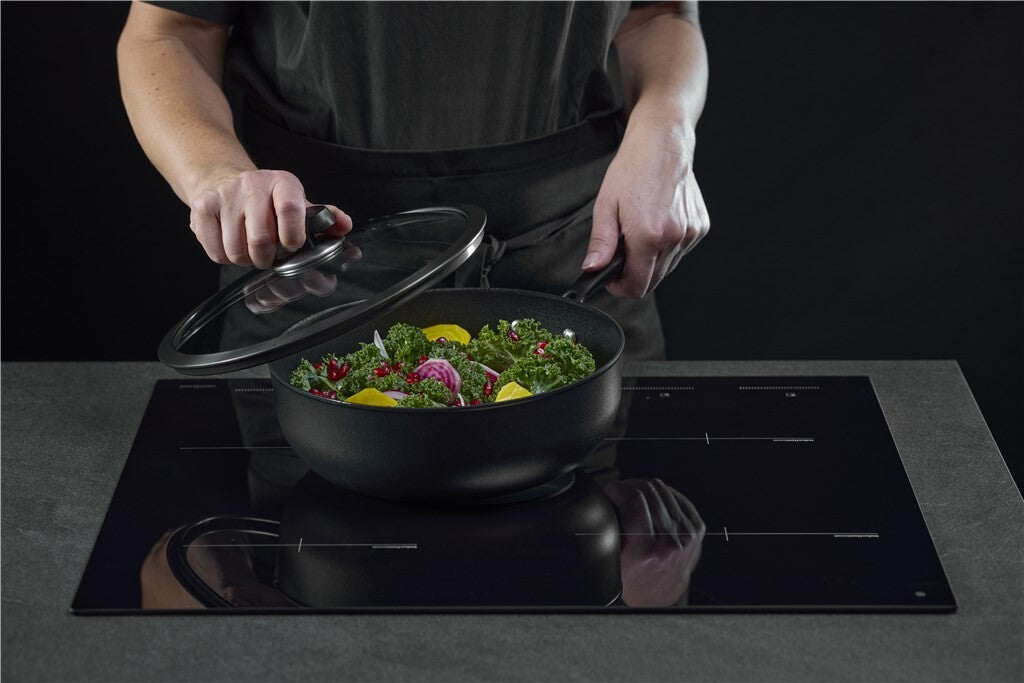 Pro SB+ sauteuse 26 cm – med grøntsager under tilberedning